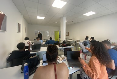 Suivre une formation en alternance à la Réunion pour obtenir un titre de niveau 5 d'assistant commercial